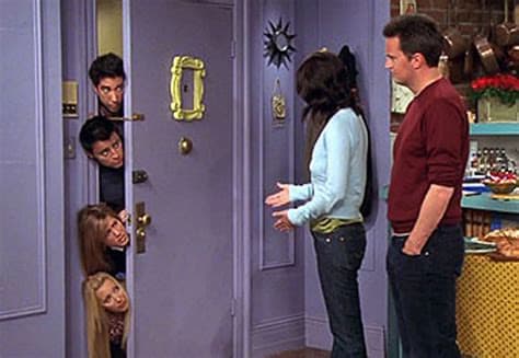 Ross, Joey, Rachel och Phoebe kikar in genom dörren till Monicas lägenhet medan Monica och Chandler står innanför